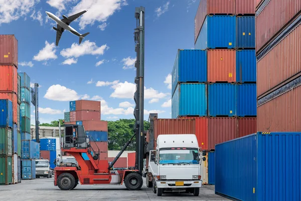 Carga de la caja de contenedores de manejo de carretillas elevadoras en muelles con camión y — Foto de Stock