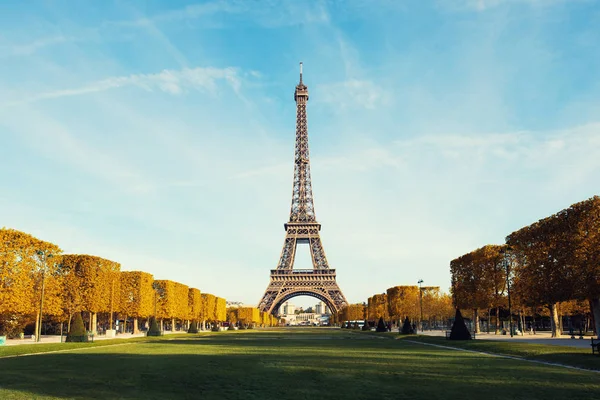 Blick auf Paris und Eiffelturm mit blauem Himmel und Wolken im Autu — Stockfoto
