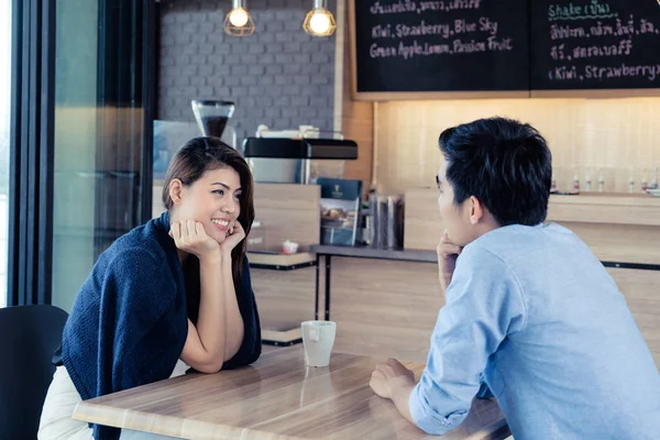 Dating in einem Café. schön asiatische Liebhaber paar sitzen in ein cafe — Stockfoto