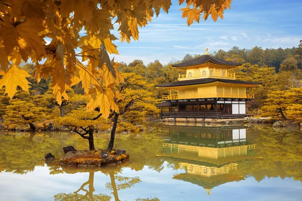 Japonsko podzim sezóny Kinkakuji chrámu (The Golden Pavilion) v — Stock fotografie
