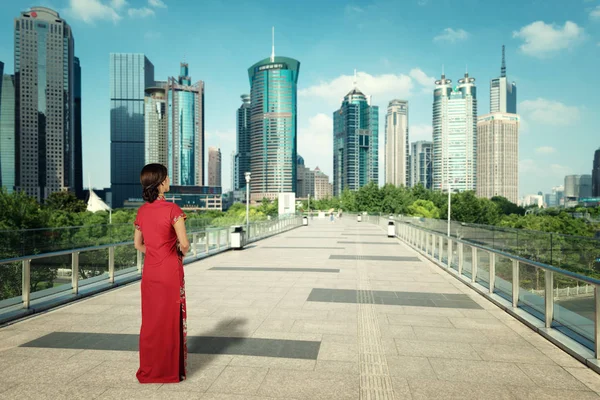 Asiática jovem mulher em chinês vestido tradicional viagem em Shangha — Fotografia de Stock