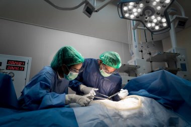 Asyalı doktor ve asistan için ameliyathanede cerrahi
