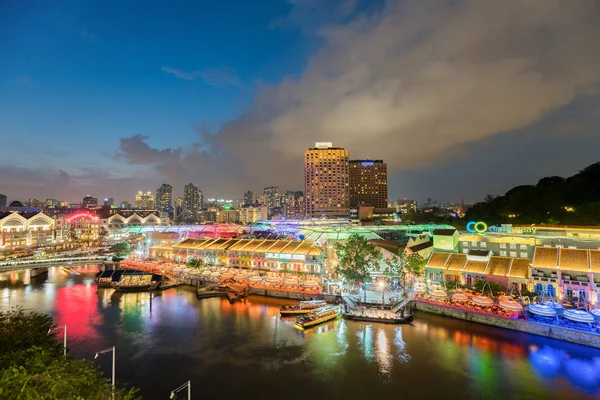 Renkli ışık gece Clarke Quay, Singapur bina. Clar
