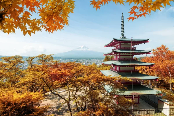 Fudži a červenou pagoda s podzimní barvy v Japonsku, Japonsko aut — Stock fotografie