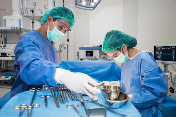 アジア医師とアシスタントの手術室で手術 — ストック写真