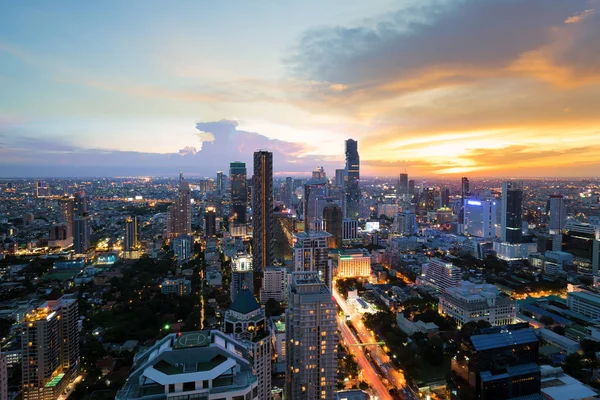 Edifício moderno em Bangkok distrito de negócios na cidade de Bangkok sagacidade — Fotografia de Stock