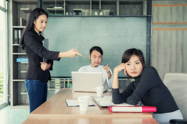 Grupo de empresarios asiáticos mirando a la mujer de negocios y blam —  Fotos de Stock