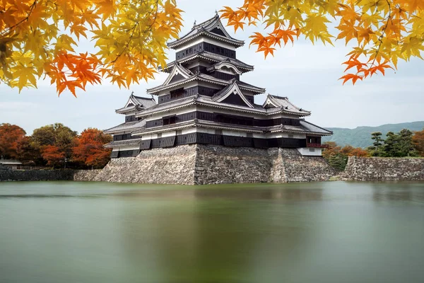 Schloss Matsumoto im Herbst in der Stadt Matsumoto, Präfektur Nagano, — Stockfoto