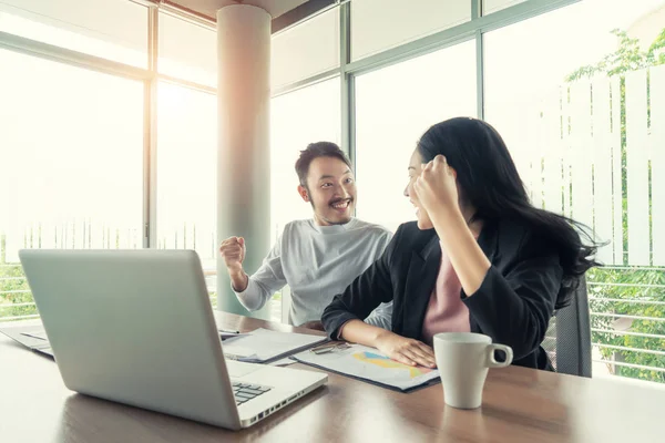 Asiatische Paar Geschäftsleute mit lässigem Anzug arbeiten mit glücklich — Stockfoto