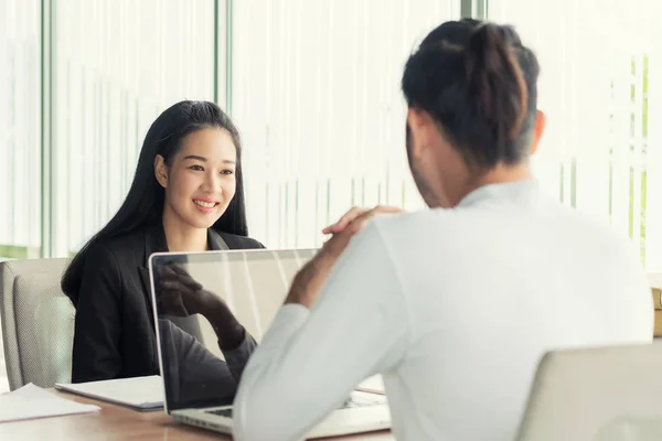 Entrevista de emprego - Foto do candidato a empresário asiático durante a lista — Fotografia de Stock