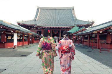 İki Asyalı kadınlar geleneksel Japon kimono giyen Sensoj içinde