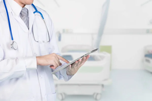 Arzt mit digitalem Tabletkontakt mit Patient. Konzepte von 4. — Stockfoto