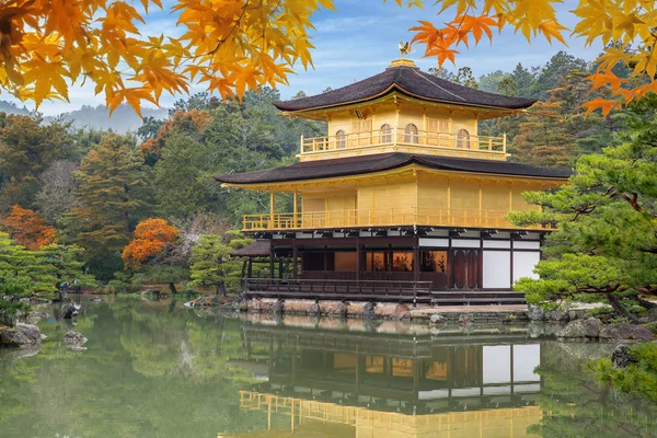 Japonia jesień sezon w ogrodzie świątyni Kinkakuji (The Golden Pavilion) — Zdjęcie stockowe