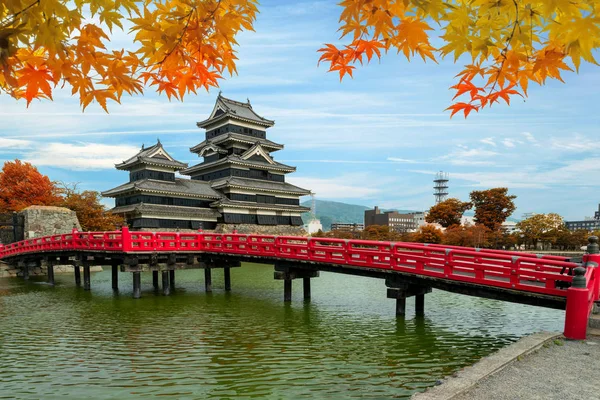 Castelul Matsumoto în toamnă la orașul Matsumoto, prefectura Nagano , — Fotografie, imagine de stoc