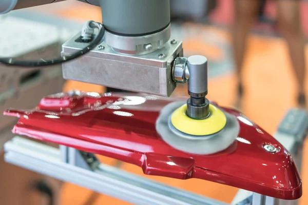 Machine automatique de polissage de couleur dans la ligne de fabrication de pièces automobiles, prod — Photo