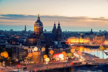 Amsterdam manzarası, gece, Hollanda tarihi alanında. Arie