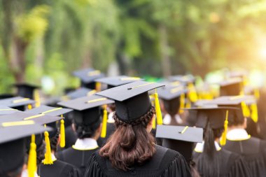 Üniversitesi'nde mezuniyet sırasında mezunları arkasında. Yakın çekim