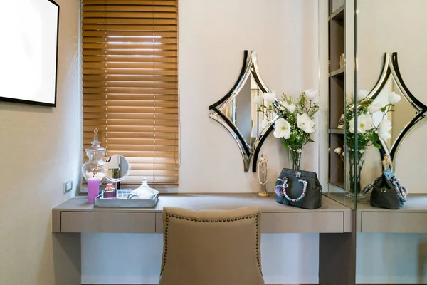 Μοντέρνο δωμάτιο ντουλαπιών με τραπέζι ματαιοδοξία μακιγιάζ καθρέφτη και καλλυντικώ — Φωτογραφία Αρχείου