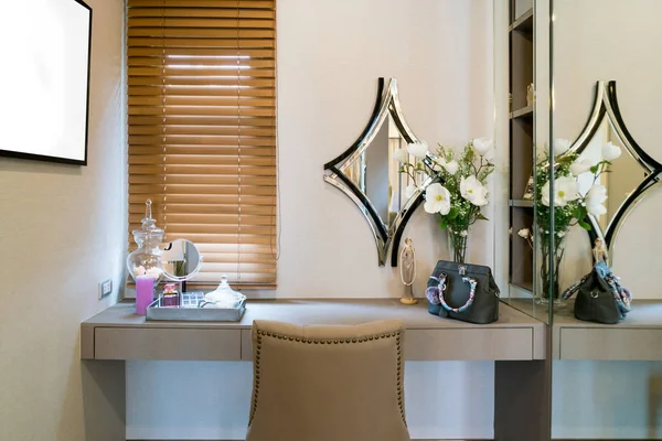 Modern closet room with make-up vanity table, mirror and cosmeti — Stock Photo, Image