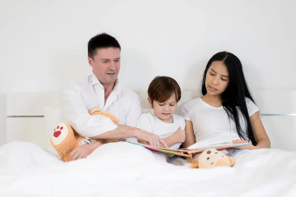 Asian child boy reading book together on bed in bedroom with fat — Stock Photo, Image
