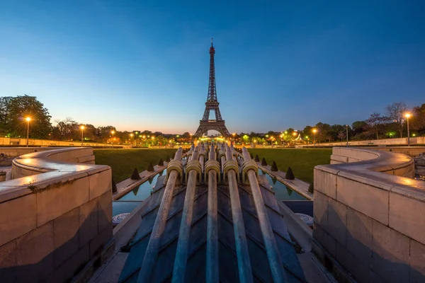 Uitzicht op Parijs en Eiffel toren voor zonsopgang in Parijs, Frankrijk. — Stockfoto