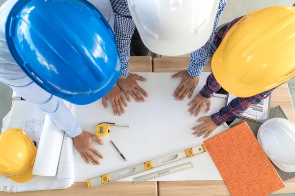 Groupe de jeunes ingénieurs ou architectes travaillant au bureau . — Photo