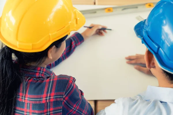 Couple of young engineers or architects working in the office. e — Stock Photo, Image