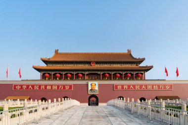 Mao Zedong'ın portre üzerinde F Pekin Tiananmen Kapıda asılı