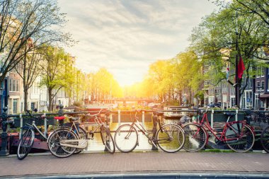 Bisiklet Hollanda geleneksel ile köprüde evler ve kulüpler