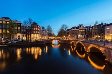 Amsterdam kanalları gece. Amsterdam çok sermaye ve en 