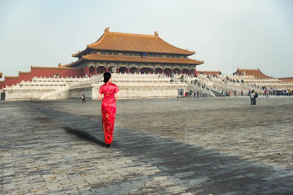 Ásia jovem mulher no idade tradicional chinês vestidos no o forb — Fotografia de Stock