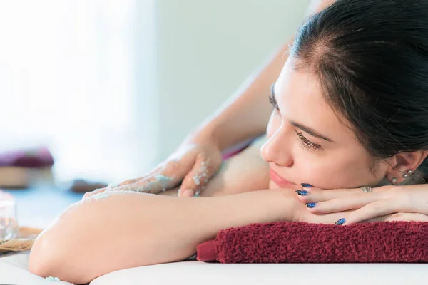 Mujer asiática joven recibiendo masaje de sal en el salón de spa, Putt mano — Foto de Stock