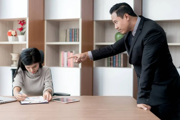 Aziatische secretaris benadrukt wanneer haar manager is aan te wijzen en wordt — Stockfoto