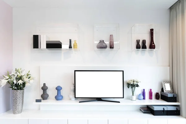 TV a police v obývacím pokoji moderní styl. Dřevěný nábytek i — Stock fotografie