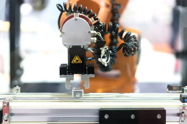 Brazo robot automático con sensor de imagen en línea de montaje — Foto de Stock