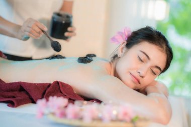 Genç Asyalı kadın çamur terapi masaj spa salonda Ha alma