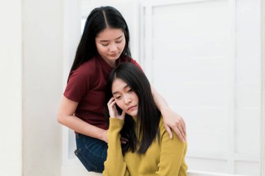 Güzel Asyalı kadın sarılma otururken arkadaş depresif 