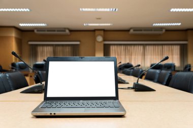 Em tabloda ahşap toplantı yerleştirilmiş beyaz boş dizüstü bilgisayar