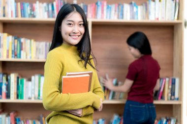 Grup Asyalı öğrenci birlikte Kütüphanesi'nde universi yılında eğitim