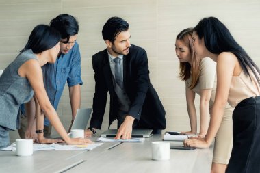 Grup meet fikirleri tartışmak çok etnik gruptan oluşan iş ortakları