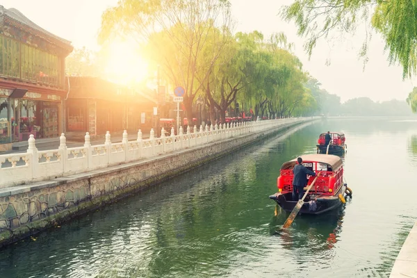 Qianhai カオラックの運河の北京で中国伝統的な観光船 — ストック写真