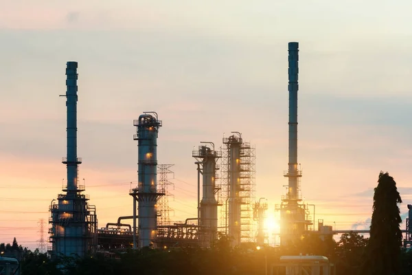 Landschap van olie raffinaderij-industrie met olie-opslagtank in nadert — Stockfoto