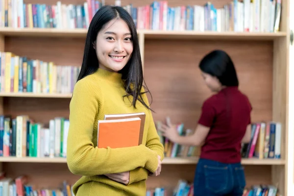 Gruppo di studenti asiatici che studiano insieme in biblioteca presso gli universi — Foto Stock