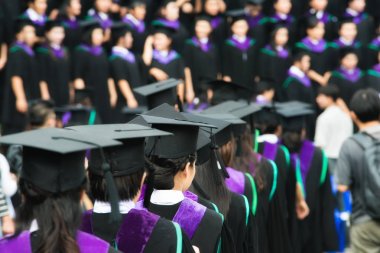 Üniversitesi'nde mezuniyet sırasında mezunları arkasında. Yakın çekim