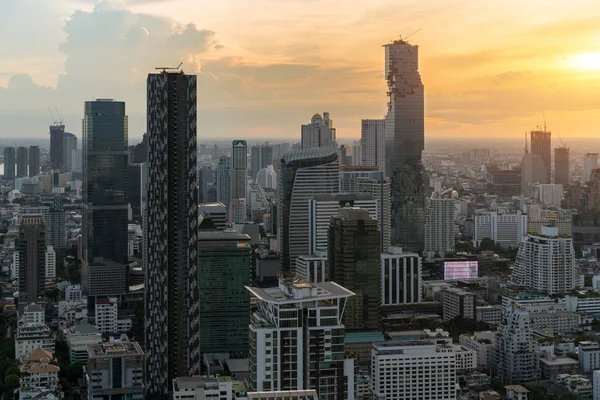 Modern building in Bangkok business district at Bangkok city wit — Stock Photo, Image