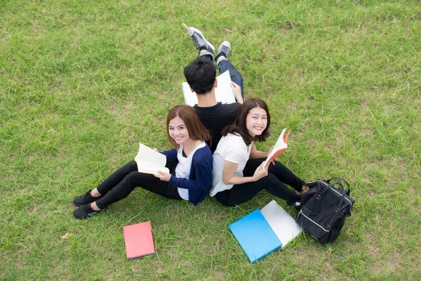 Pohled shora skupiny asijských studentů seděli v parku. OSN — Stock fotografie