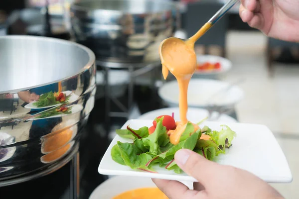 Medida de colher de sopa de creme mil ilha vestir sendo despeje — Fotografia de Stock