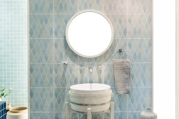 Interior del cuarto de baño con grifo lavabo y espejo. Moderna d — Foto de Stock