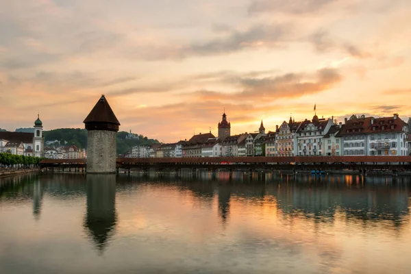 Dramático atardecer sobre el casco antiguo de Lucerna, el puente de la capilla y —  Fotos de Stock