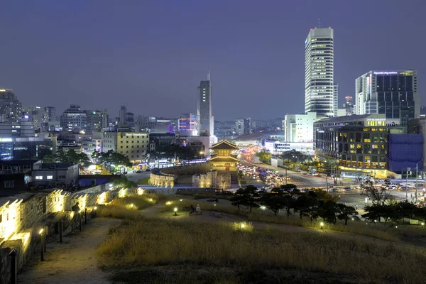 Seoul Dongdaemun kapu és a forgalom, Szöul, Dél-Korea. — Stock Fotó